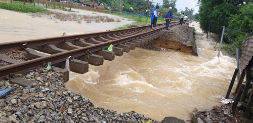 Quảng Nam, Quảng Ngãi: Mưa to gây ngập lụt, sạt lở đất, giao thông nhiều nơi tê liệt